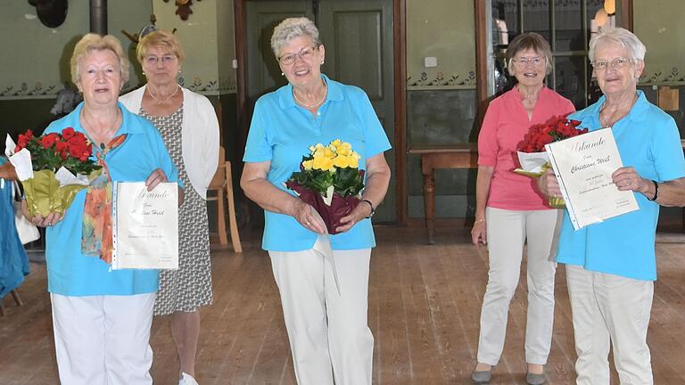 Zu den Tänzerinnen der ersten Stunde gehören (erste Reihe von links) Josefine Heid, Tanzkreisleiterin Reinhilde Trabert (beide Hausen) und Christiana Weiß (Fladungen). Mit im Bild Elisabeth Brüger (hinten rechts), die Dekanatsvorsitzende des Katholischen Senioren-Forums, und Gabriele Gröschel, die Seniorenbeauftragte des Landkreises Rhön-Grabfeld.