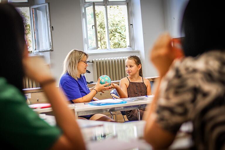 Anastasiia Paliukh gemeinsam mit Tochter Sascha im ehrenamtlichen Sprachkurs in Hofheim.&nbsp;