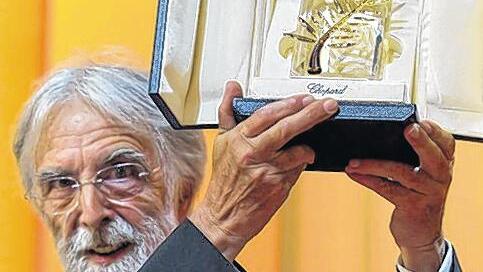 Hoch die Palme! Michael Haneke mit der Siegestrophäe.
