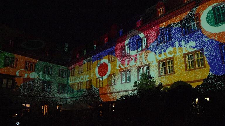 In bunten Farben erstrahlte das Kloster bei der Illuminationsshow von Jürgen Scheible.