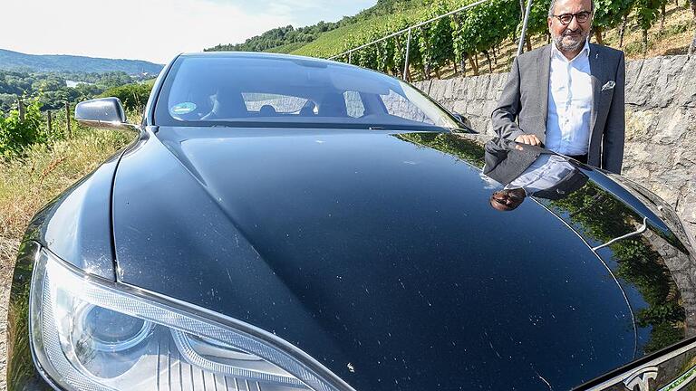 Farroch Radjeh aus Eibelstadt mit seinem Tesla S nach 240 000 Kilometern.