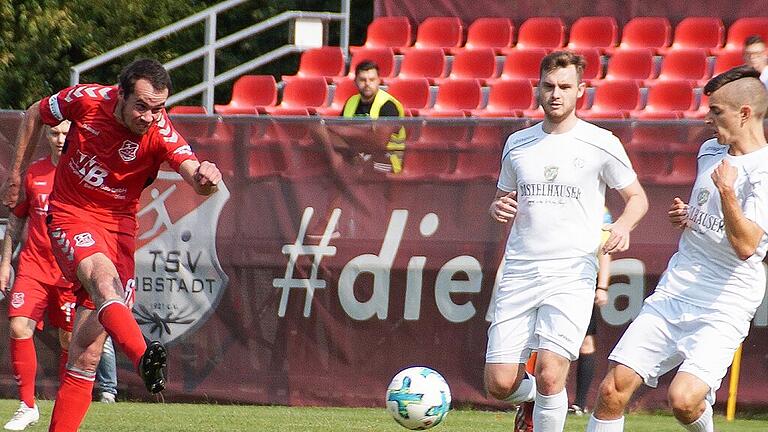 Marcel Volkmuth (links), der sich in dieser Szene von zwei Würzburger Gegenspielern nicht aufhalten lässt, kam mit auf die längste Einsatzzeit in den acht Vorbereitungsspielen des TSV Aubstadt. Marcel Volkmuth (links), der sich in dieser Szene von zwei Würzburger Gegenspielern nicht aufhalten lässt, kam mit auf die längste Einsatzzeit in den acht Vorbereitungsspielen des TSV Aubstadt.