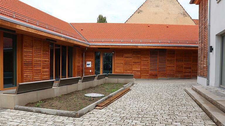Anstelle der großen Scheune steht heute ein moderner Holzbau, in dem sich die Räume der Museumspädagogik befinden. Anstelle der großen Scheune steht heute ein moderner Holzbau, in dem sich die Räume der Museumspädagogik befinden.