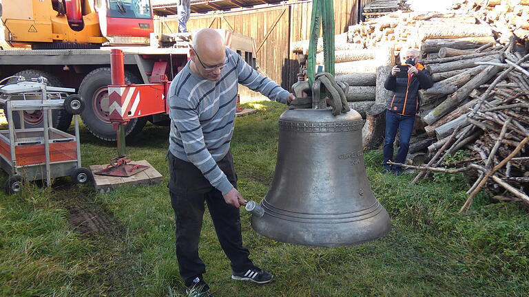 Pfarrer Manuel Vetter brachte nach einer alten Tradition die neugegossene Glocke bereits am Boden zum Klingen. 