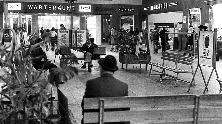 Viel Platz zum Ausruhen –&nbsp;so sah der Würzburger Hauptbahnhof im Jahr 1975 aus.