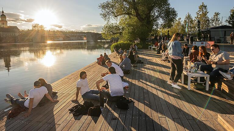 Zahlreiche Besucher nutzten das sonnige Wetter am Samstag und genossen einen Schoppen am Stadtbalkon in Kitzingen.