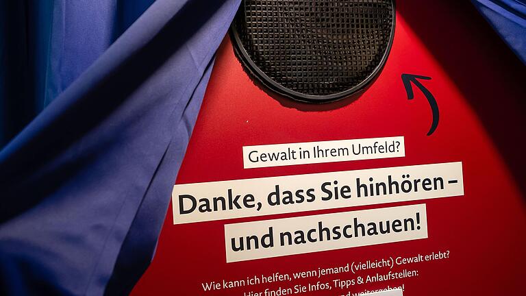 Die Wanderausstellung 'Häusliche Gewalt loswerden' will über das Thema informieren und sensibilisieren. Die Wanderausstellung 'Häusliche Gewalt loswerden' will über das Thema informieren und sensibilisieren.