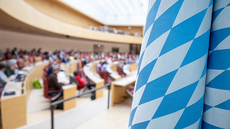 Bayerischer Landtag       -  Die Lockerung der Schuldenbremse ist alles andere als ein Selbstläufer in Bayern. (Archivbild)