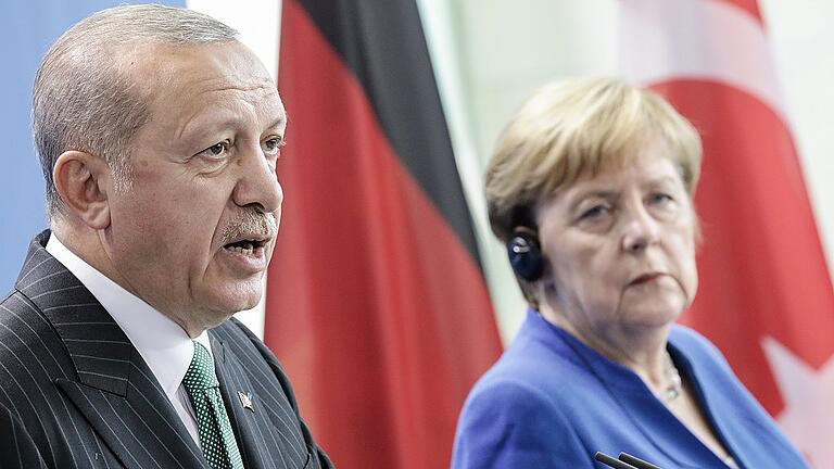 Türkischer Präsident in Deutschland       -  Bundeskanzlerin Angela Merkel (CDU) mit Recep Tayyip Erdogan im Bundeskanzleramt bei einer gemeinsamen Pressekonferenz. Der türkische Präsident hält sich zu einem dreitägigen Staatsbesuch in Deutschland auf.