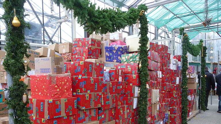 Weihnachtspakete gestapelt im Lager Löffelsterz. Foto: Jürgen Barth