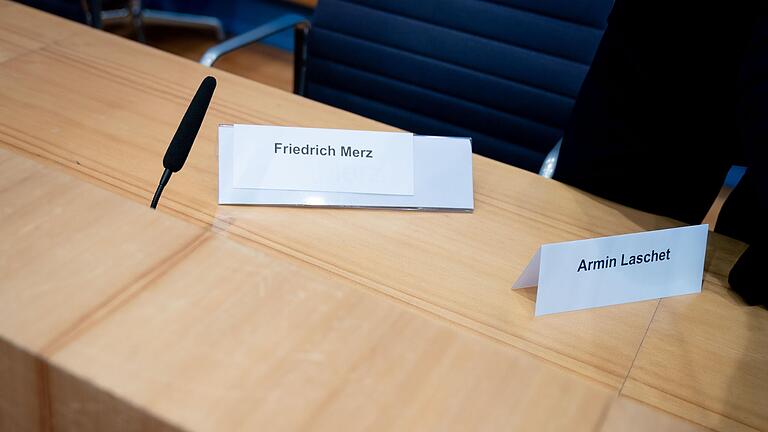 Armin Laschet (CDU) und Friedrich Merz (CDU)&nbsp; gaben nacheinander eine Pressekonferenz zur möglichen Kandidatur für den CDU-Parteivorsitz - die zeigt schon, dass die Kandidaten sich klar voneinander abgrenzen.