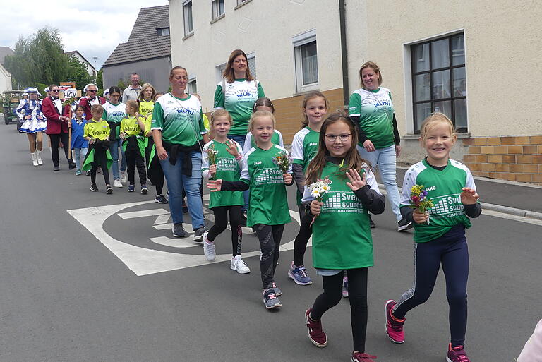 Auch viele Kinder beteiligen sich am Festumzug.