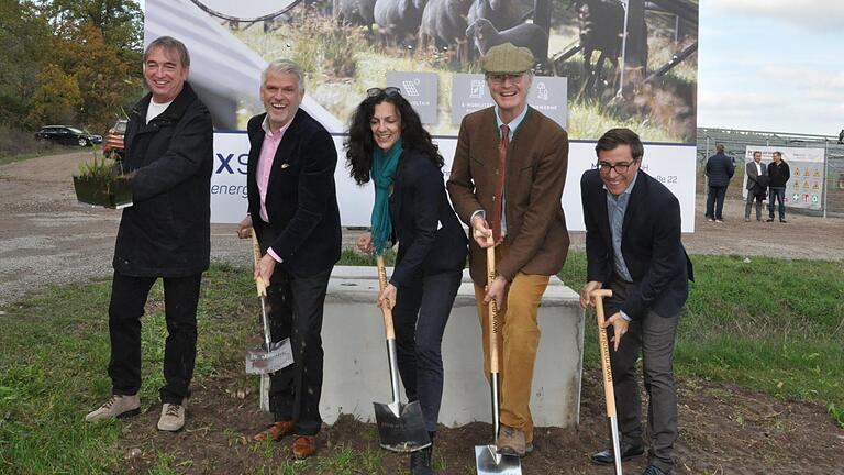Sie gaben mit dem Spatenstich den offiziellen Startschuss zum Solarpark bei Bundorf (von links): Bürgermeister Hubert Endres, Landtagsabgeordneter Steffen Vogel, Elke Hanel von MaxSolar, Christian Freiherr Truchseß von Wetzhausen und Pascal Lang von Egis. Sie gaben mit dem Spatenstich den offiziellen Startschuss zum Solarpark bei Bundorf (von links): Bürgermeister Hubert Endres, Landtagsabgeordneter Steffen Vogel, Elke Hanel von MaxSolar, Christian Freiherr Truchseß von Wetzhausen und Pascal Lang von Egis.