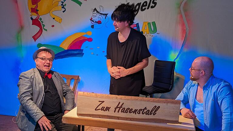 Nicht mehr Minigolf-Kiosk, sondern 'Hasenstall' wird künftig die Kneipe von Marianne (gespielt von Sven Breunig, Mitte) heißen, da sie ihren 'Hasen' Waldemar über alles liebt.