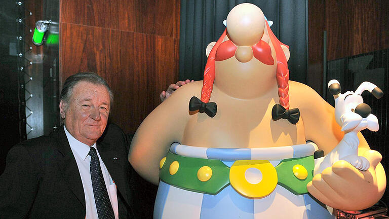 Albert Uderzo - ARCHIV - Cartoonist Albert Uderzo steht am 08.10.2009 in Paris (Frankreich) neben einer überdimensionalen Figur des Obelix. Albert Uderzo - ARCHIV - Cartoonist Albert Uderzo steht am 08.10.2009 in Paris (Frankreich) neben einer überdimensionalen Figur des Obelix.