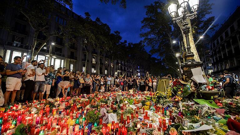 Nach Terroranschlag in Barcelona       -  Zur Erinnerung an die Opfer des Terroranschlags von Barcelona brannten am Wochenende Kerzen auf der Flaniermeile Las Ramblas.