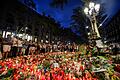 Nach Terroranschlag in Barcelona       -  Zur Erinnerung an die Opfer des Terroranschlags von Barcelona brannten am Wochenende Kerzen auf der Flaniermeile Las Ramblas.