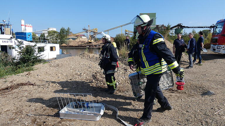 Die Straßen in Sand im Bereich Wörth sind vom Hochwasser überspült, Keller sind voller Wasser und Kanäle überfüllt. So sieht das Szenario aus bei der lange geplanten und groß angelegten Übung für das Hilfeleistungskontingent des Landkreises Bad Kissingen. Die Übung fand am Wochenende in der Korbmachergemeinde statt.