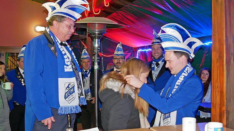 Gesellschaftspräsident Markus Pfister (rechts) übergibt Laura Gumpert den FVF-Verbandsorden 2022. Drüber freuen sich auch Sitzungspräsident André Ziegler (links) und die Elferräte (im Hintergrund).