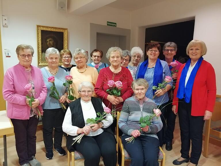 Sie wurden im Rahmen der Generalversammlung für langjährige Zugehörigkeit zum Frauenbund-Zweigverein von der Vorsitzenden Gerlinde Finsterle (rechts) ausgezeichnet (sitzend von links): Perpetua Manger und Elfriede Balling sowie (stehend von links) Maria Jahn, Anneliese Schneyer, Anni Heidrich, Erika Pfeuffer, Resi Werner, Rosemarie Müller, Rita Dufour, Waltraud Karch, Waltraud Reichert und Margit Benkert.