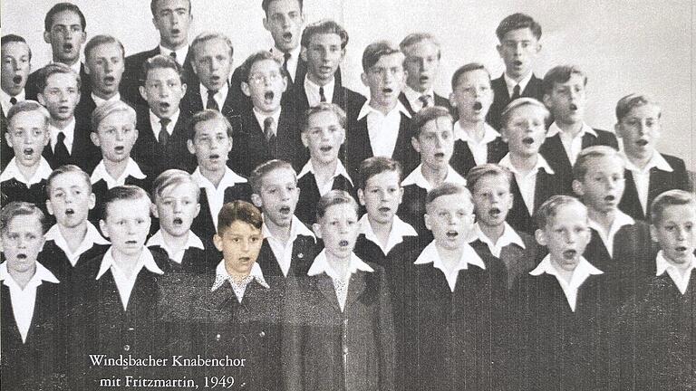 Eine Aufnahme des Windsbacher Knabenchors aus dem Jahr 1949, Fritzmartin Kelber ist farbig hervorgehoben. Das Konzert in Kitzingen findet in Gedenken an ihn statt.