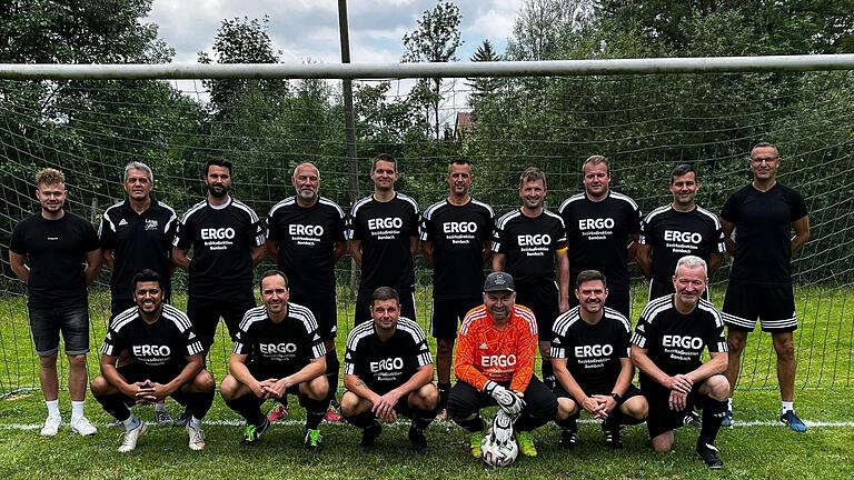 Das Siegerteam vom FC Strahlungen mit den beiden gleichberechtigten 1.Vorsitzenden Marco Wirsing und Ralf Köhler (hinten links) vom TSV Waltershausen.