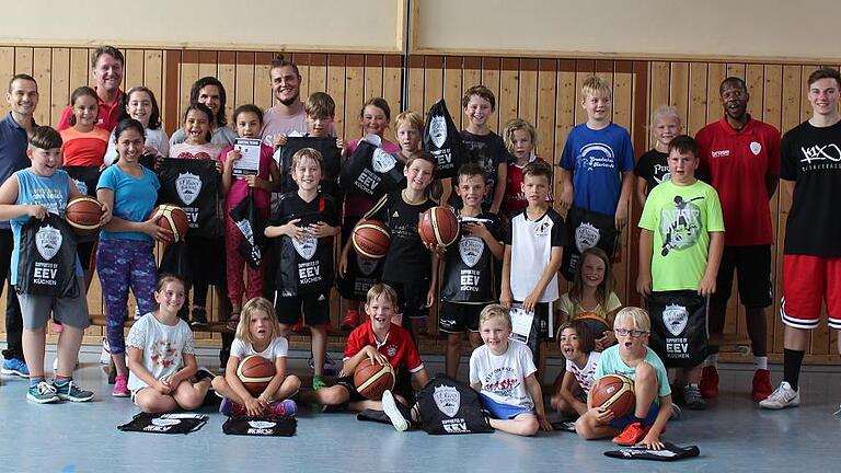 Basketball-Grundschultag mit prominenter Unterstützung       -  (jos)   Die Basketballabteilung des TSV Karlstadt veranstaltete am Dienstag einen Grundschultag für 25 interessierte Kinder der 2. Klassen. Unterstützung bei der Durchführung erhielten die Karlstadter Jugendtrainer Matti Weißhaar, Marco Paßlack und Jonathan Oßwald von prominenter Seite. Die Basketballer von s. Oliver Würzburg unterstützten das Projekt im Rahmen ihrer Nachwuchsförderung. Hierzu waren Dirk Altenbeck, hauptamtlicher Jugendtrainer von s. Oliver Würzburg, und der ehemalige Profibasketballer Henry Miller angereist. Während eines zweistündigen Trainings in der Grundschulhalle lernten die Jungen und Mädchen den Umgang mit dem Basketball. Neben Dribbel-, Pass- und Fangübungen wurden kleine Spiele gemacht. Als Belohnung überreichte Altenbeck allen Kindern einen Turnbeutel mit dem Logo von s. Oliver Würzburg. Im Anschluss sammelten die Kinder noch fleißig Autogramme von Henry Miller ein. Schuldirektorin Corinna Wirth, zeigte sich begeistert vom Engagement aller Beteiligten und wünschte sich eine Wiederholung der Veranstaltung. Und Dirk Altenbeck hofft, dass möglichst viele Kinder den Weg zum Basketballtraining finden. Am Freitag, 14. Juli, findet von 17 bis 18.30 Uhr die erste Trainingseinheit für Anfänger zwischen acht und zwölf Jahren in der Erwin-Ammann-Halle in Karlstadt statt.