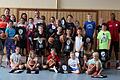 Basketball-Grundschultag mit prominenter Unterstützung       -  (jos)   Die Basketballabteilung des TSV Karlstadt veranstaltete am Dienstag einen Grundschultag für 25 interessierte Kinder der 2. Klassen. Unterstützung bei der Durchführung erhielten die Karlstadter Jugendtrainer Matti Weißhaar, Marco Paßlack und Jonathan Oßwald von prominenter Seite. Die Basketballer von s. Oliver Würzburg unterstützten das Projekt im Rahmen ihrer Nachwuchsförderung. Hierzu waren Dirk Altenbeck, hauptamtlicher Jugendtrainer von s. Oliver Würzburg, und der ehemalige Profibasketballer Henry Miller angereist. Während eines zweistündigen Trainings in der Grundschulhalle lernten die Jungen und Mädchen den Umgang mit dem Basketball. Neben Dribbel-, Pass- und Fangübungen wurden kleine Spiele gemacht. Als Belohnung überreichte Altenbeck allen Kindern einen Turnbeutel mit dem Logo von s. Oliver Würzburg. Im Anschluss sammelten die Kinder noch fleißig Autogramme von Henry Miller ein. Schuldirektorin Corinna Wirth, zeigte sich begeistert vom Engagement aller Beteiligten und wünschte sich eine Wiederholung der Veranstaltung. Und Dirk Altenbeck hofft, dass möglichst viele Kinder den Weg zum Basketballtraining finden. Am Freitag, 14. Juli, findet von 17 bis 18.30 Uhr die erste Trainingseinheit für Anfänger zwischen acht und zwölf Jahren in der Erwin-Ammann-Halle in Karlstadt statt.