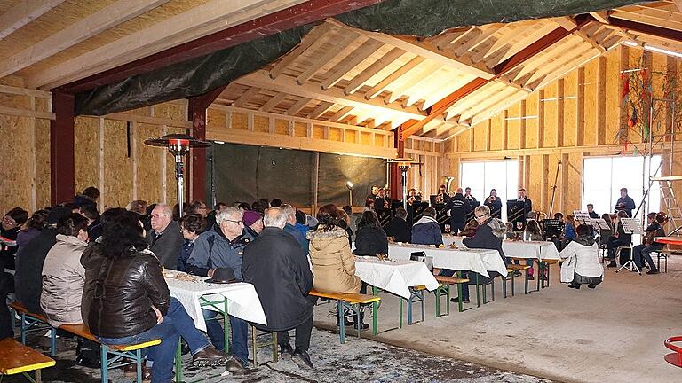 Schnelle Truppe: Im neuen Dorfgemeinschaftshaus von Langenleiten wurde nach kurzer Bauzeit Richtfest gefeiert.