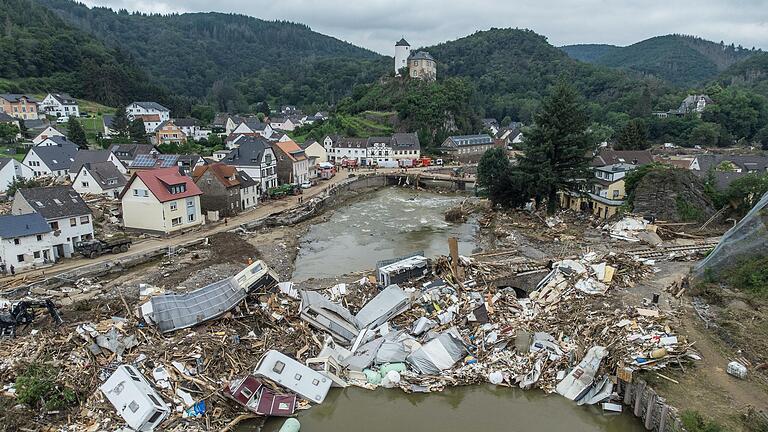 Rheinland-Pfalz, Altenahr: Nach der Flutkatastrophe im Ahrtal türmten sich Wohnwagen, Gastanks, Bäume und Schrott an einer Brücke (Archivbild). Rheinland-Pfalz, Altenahr: Nach der Flutkatastrophe im Ahrtal türmten sich Wohnwagen, Gastanks, Bäume und Schrott an einer Brücke (Archivbild).