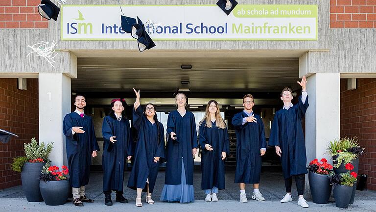 Die Abschlussklasse 2022 der International School Mainfranken (ISM) wurde feierlich verabschiedet.