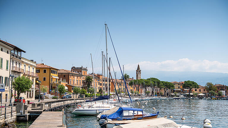 Gardasee.jpeg       -  Blick auf den Gardasee: Motor- und Segelboote laden auch im Oktober zu einem Ausflug aufs Wasser ein.