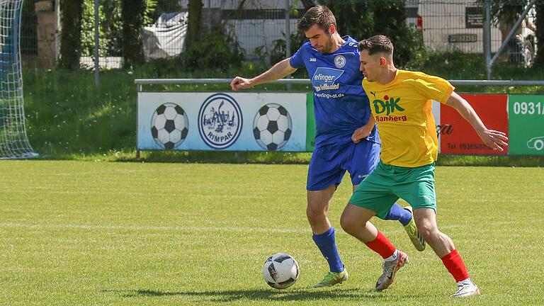 Maximilian Baier (links) vom ASV Rimpar setzt sich gegen Vlad Saprykin von der DJK Don Bosco Bamberg durch. Für Baier war es das letzte Heimspiel mit dem ASV. Beide Mannschaften trennten sich mit 1:1 unentschieden, was den Gästen den zweiten Platz kostete.