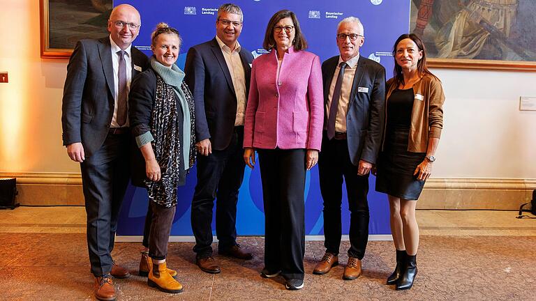 Der Einladung von Landtagspräsidentin Ilse Aigner (Dritter von rechts) folgten auch fünf ehrenamtliche Bürgermeisterinnen und Bürgermeister aus dem Landkreis Haßberge (von links): Markus Oppelt (Pfarrweisach), Ruth Frank (Breitbrunn), Peter Kraus (Gädheim), Ilse Aigner, Günter Pfeiffer (Ermershausen) und Marion Fleischmann-Hilton (Burgpreppach).