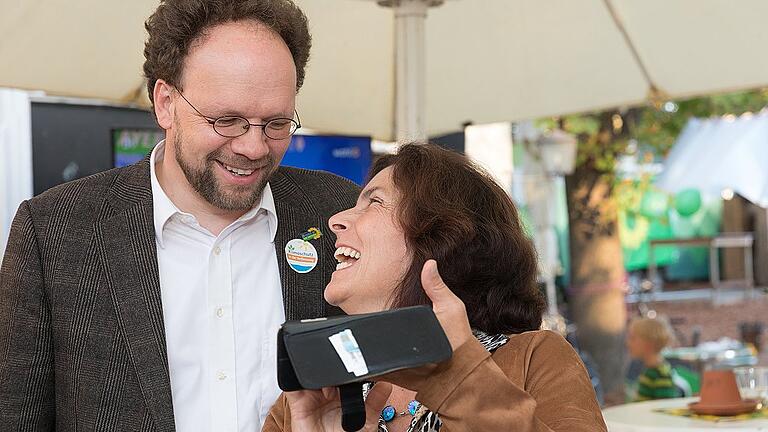 Gute Nachrichten auf dem Handy: Grünen-Direktkandidat Patrick Friedl mit Kandidatin Kerstin Celina.