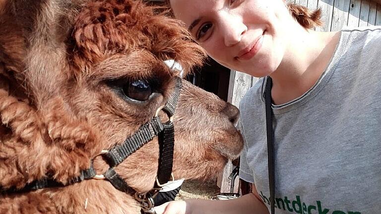 Jobentdeckerin Jule beim Alpaka-Trekking mit &bdquo;Pulli&ldquo;.