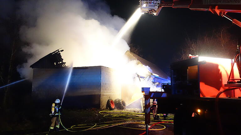 In der Silvesternacht kam es in einer Scheune in im Wiesentheider Ortsteil Feuerbach aus noch ungeklärter Ursache zu einem Feuer.