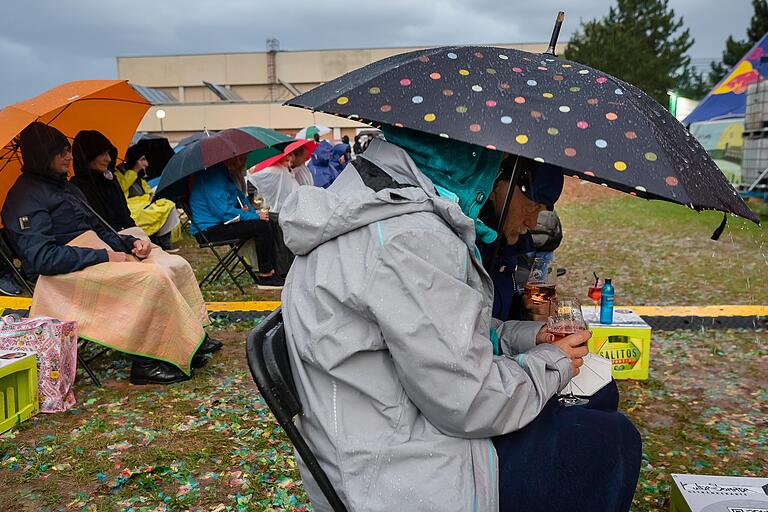 Kultursommer im Regen - für die Zuschauer war es gar nicht so einfach sich selbst und den Cocktail unter dem Regenschirm zu bekommen. Kultursommer im Regen - für die Zuschauer war es gar nicht so einfach sich selbst und den Cocktail unter dem Regenschirm zu bekommen.