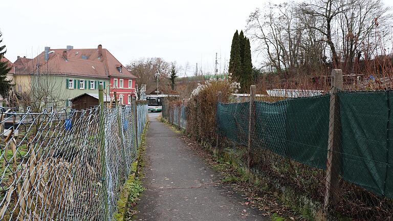 Zur Inneren Sulzfelder Straße gibt es derzeit nur einen Fußweg. Werden die Pläne umgesetzt, soll der schmale Pfad zu einer Zufahrtsstraße werden.