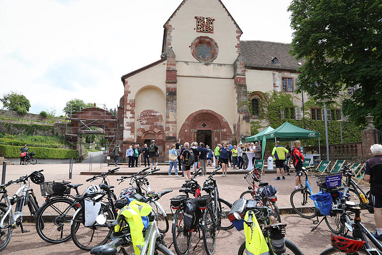 Kleine Stärkung nach der Ankunft: Rund 60 Entscheidungsträger der Region Heilbronn-Franken wurden zu einer Radtour von Lauda zum Kloster Bronnbach eingeladen. Dort informierten die Organisatoren über eine künftig einheitlichere Tourismus-Marketingstrategie.