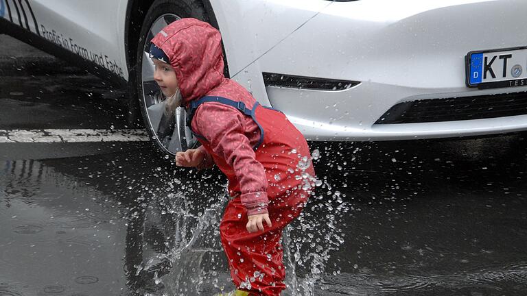 Während die Besucherinnen und Besucher mit dem Regenwetter haderten, hatte dieser Knirps seinen Spaß in den Pfützen.