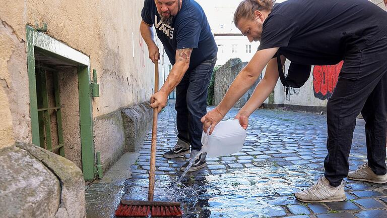 Stefan Mußmächer (links) und Manuel Bettinger von der IG Sanderstaße säubern regelmäßig die Sanderstraße, hier putzen sie in einer Nebengasse. Stefan Mußmächer (links) und Manuel Bettinger von der IG Sanderstaße säubern regelmäßig die Sanderstraße, hier putzen sie in einer Nebengasse. 