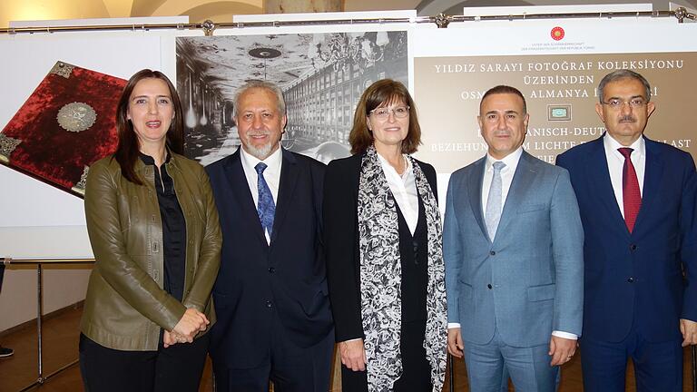 Aus Istanbul angereist war Prof. Melek Özyetgin, Leiterin der Yildiz Palast-Bildabteilung (links), zur Ausstellungseröffnung im Landratsamt, wo derzeit die historische Foto-Kollektion aus dem Yildiz-Palast gezeigt wird. Stellvertretende Landrätin Karen Heußner (Mitte) begrüßte hierzu auch den türkischen Generalkonsul Yavuz Kül aus Nürnberg (2.v.r.), den Rektor der Universität Konya, Prof. Dr. Mustafa Sahin (r.) sowie als Initiator der Ausstellung Dr. Latif Çelik aus Würzburg (2.v.l.).