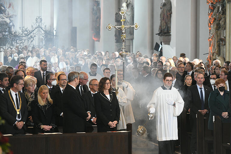 Dicht besetzte Reihen: der Würzburger Dom am Freitag beim Pontifikalrequiem und Trauerstaatsakt für die verstorbene Barbara Stamm. Dicht besetzte Reihen: der Würzburger Dom am Freitag beim Pontifikalrequiem und Trauerstaatsakt für die verstorbene Barbara Stamm.