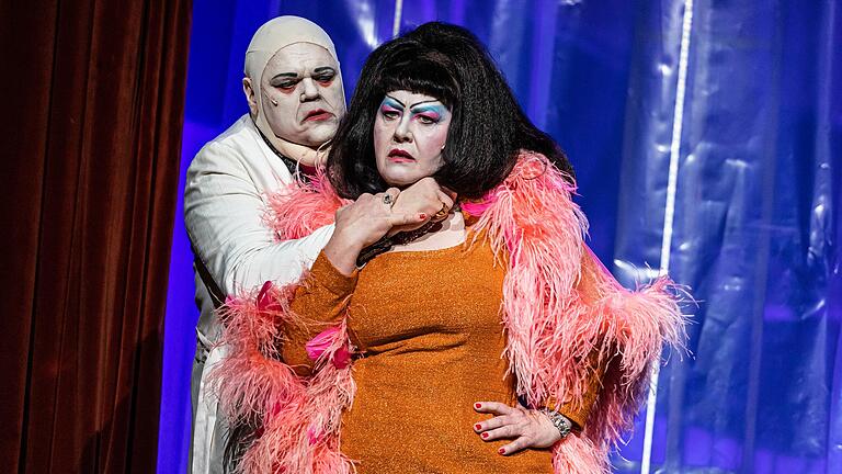 So hat man Michael Jeske und Christine Zart noch nicht gesehen: Als Bettlerkönig Jonathan Jeremiah Peachum und Gattin Celia.