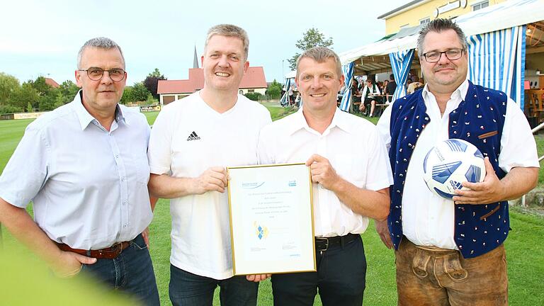 Gütesiegel für vorbildliche, ehrenamtliche Vereinsarbeit. Die DJK Stadelschwarzach bekam vom Bayerischen Fußballverband (BFV) zum zweiten Mal die Auszeichnung der Goldenen Raute mit Ähre (von links): Rainer Mandel, Harald Friedrich (BFV), Hermann Lorey, Martin Fackelmann. Gütesiegel für vorbildliche, ehrenamtliche Vereinsarbeit. Die DJK Stadelschwarzach bekam vom Bayerischen Fußballverband (BFV) zum zweiten Mal die Auszeichnung der Goldenen Raute mit Ähre (von links): Rainer Mandel, Harald Friedrich (BFV), Hermann Lorey, Martin Fackelmann.