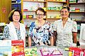 Am Samstag bedienen (von links) Rita Streng, Inhaberin Irmgard Böhm und Elke Scheder letztmals die Kunden in der St. Michaels-Apotheke, wenn diese nach 67-jährigem Bestehen schließt.