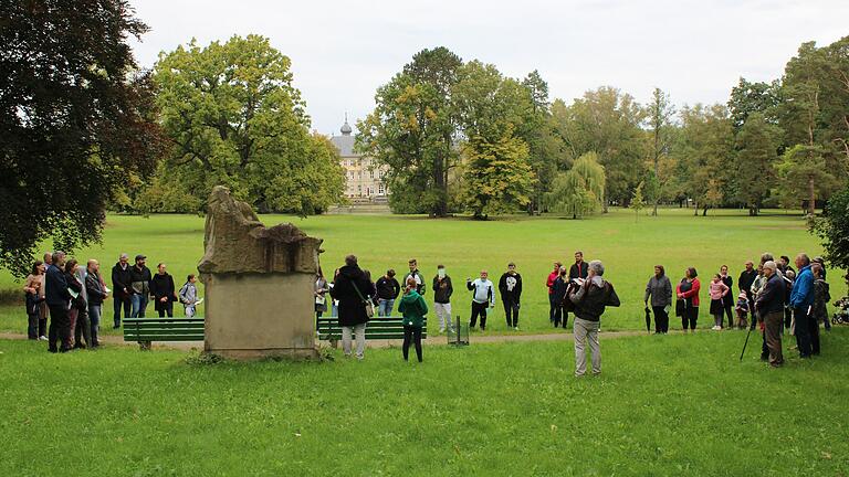 Am Erntedanksonntag war die evangelische Gemeinde im Schlosspark unterwegs Am Erntedanksonntag war die evangelische Gemeinde im Schlosspark unterwegs