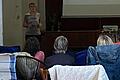 Zum zweiten Mal lud der Katholische Frauenbund Unsleben in die ehrwürdigen Gemäuer der ehemaligen Kirche ein. Dort hießen die erste Vorsitzende des Vereins Ruth Gensler und ihr Team die anwesenden Frauen mit einem Gläschen Sekt willkommen. Dann wurden die Teilnehmerinnen mit der ersten Vorführung in die Vergangenheit zu den Anfängen der britischen Frauenbewegung und zum Kampf für das dortige Frauenwahlrecht zurückversetzt. Nach diesen historisch-dramatischen Eindrücken wurde die Stimmung mit einer Familienkomödie aufgelockert. Für das leibliche Wohl war durch ein reichhaltiges Büfett, das aus mitgebrachten Snacks und Fingerfood bestand, gesorgt. Der Erlös wird einem gemeinnützigen Zweck zugeführt.