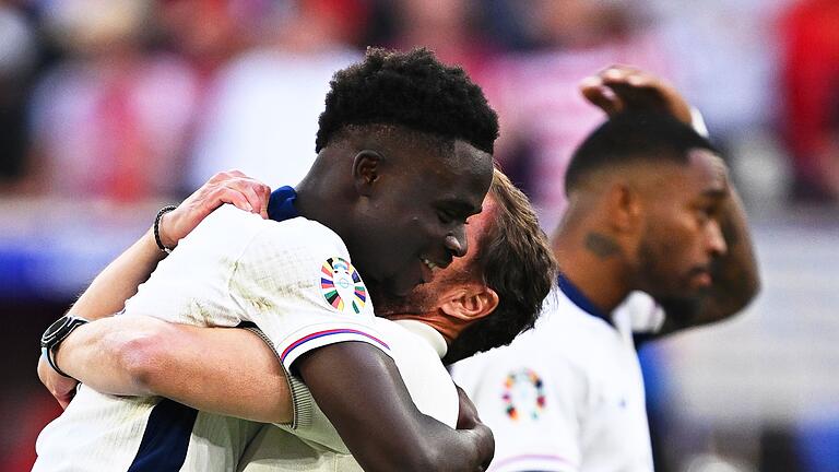 Euro 2024: England - Schweiz       -  Cool geblieben: Englands Bukayo Saka (l) wird von Coach Southgate umarmt.